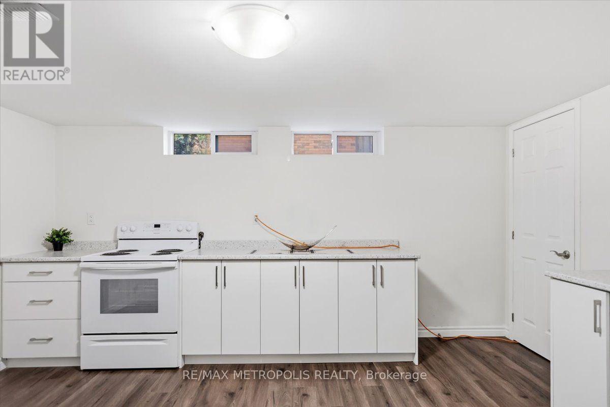615 Dogwood Lane, Waterloo, ON - Indoor Photo Showing Kitchen