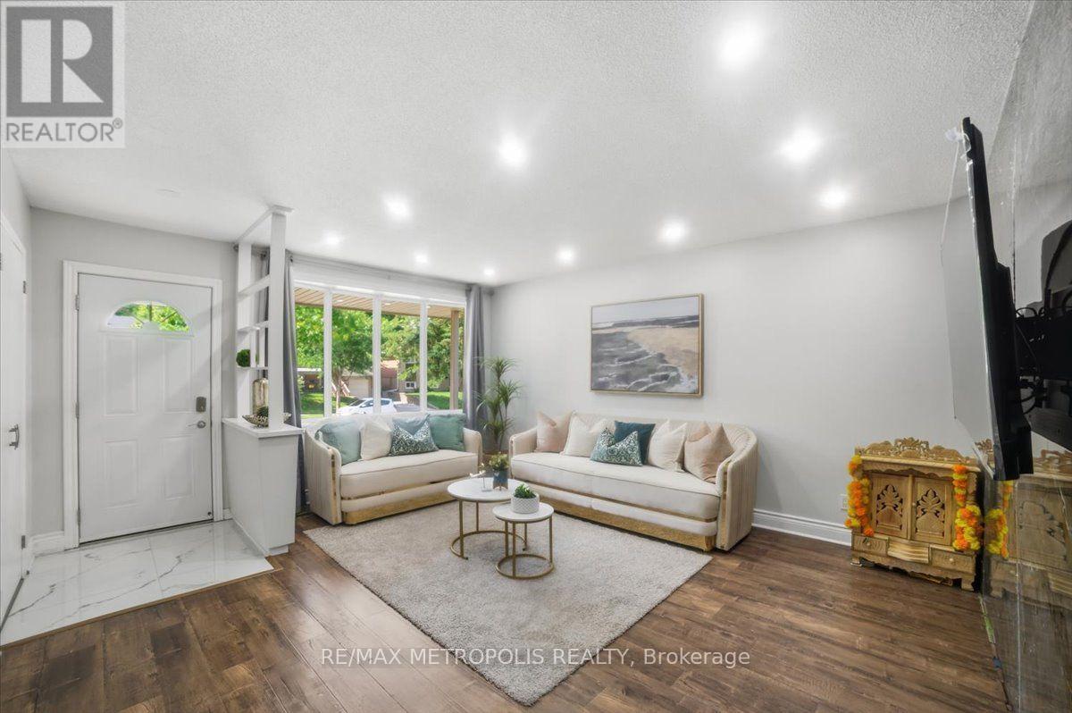 615 Dogwood Lane, Waterloo, ON - Indoor Photo Showing Living Room