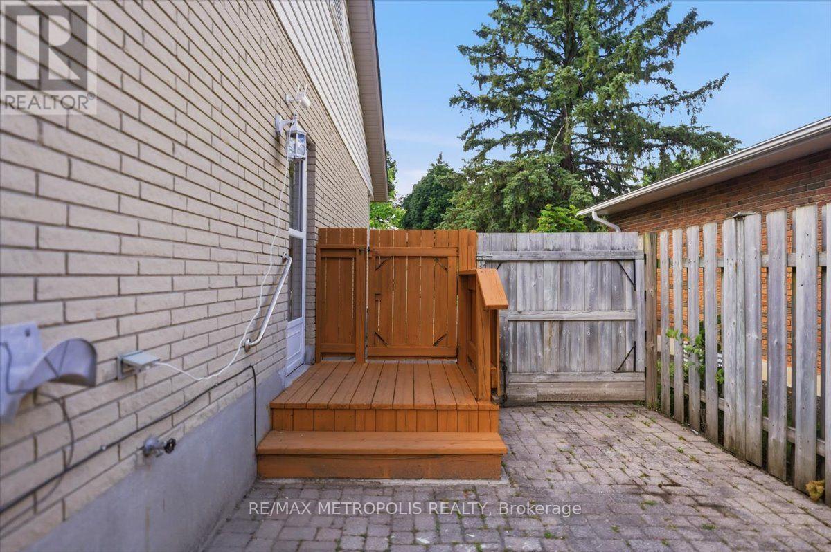 615 Dogwood Lane, Waterloo, ON - Outdoor With Exterior