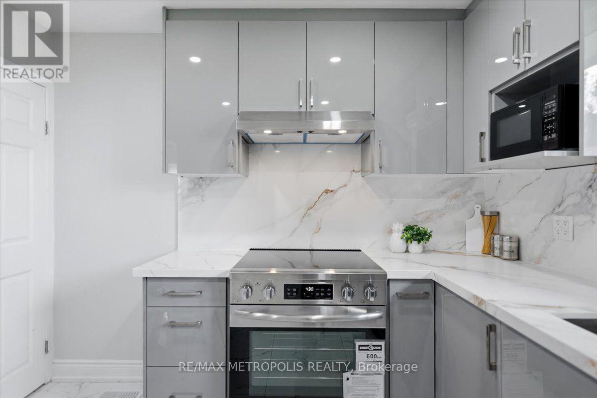 615 Dogwood Lane, Waterloo, ON - Indoor Photo Showing Kitchen
