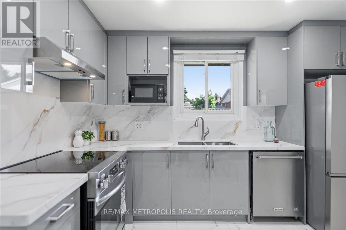 615 Dogwood Lane, Waterloo, ON - Indoor Photo Showing Kitchen With Double Sink