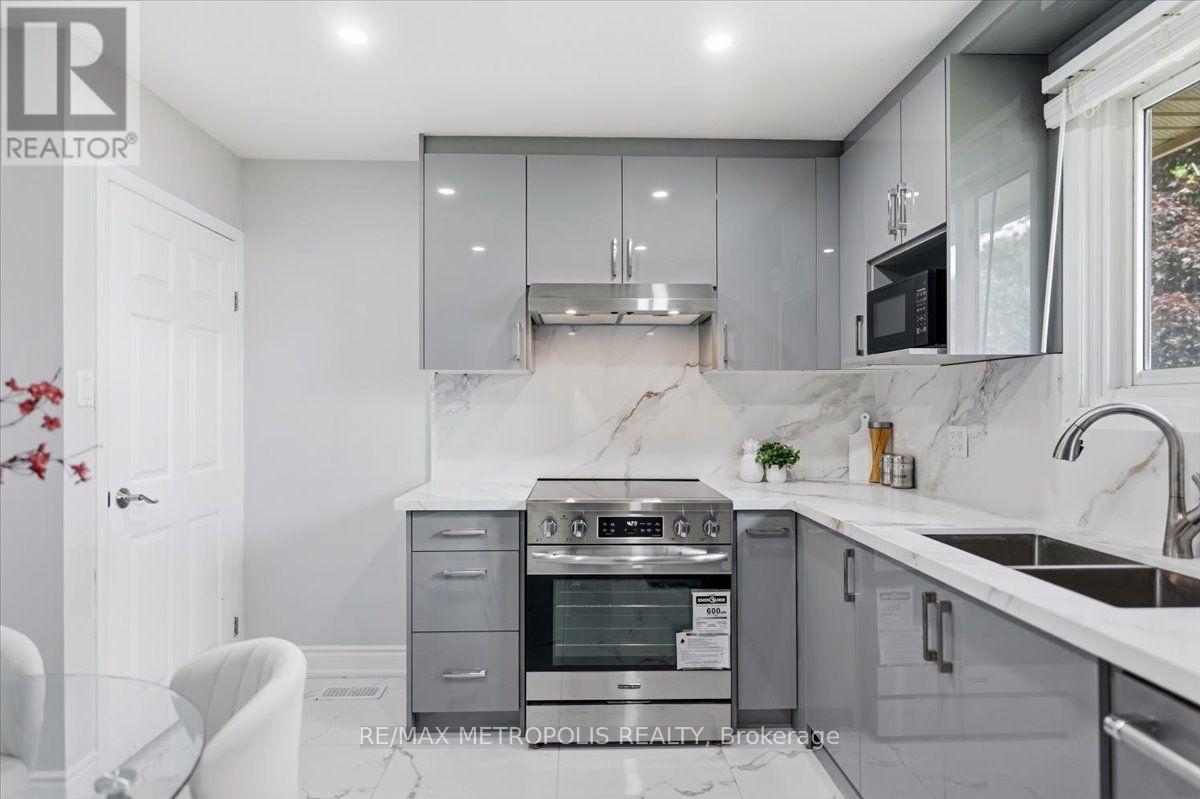 615 Dogwood Lane, Waterloo, ON - Indoor Photo Showing Kitchen With Double Sink With Upgraded Kitchen