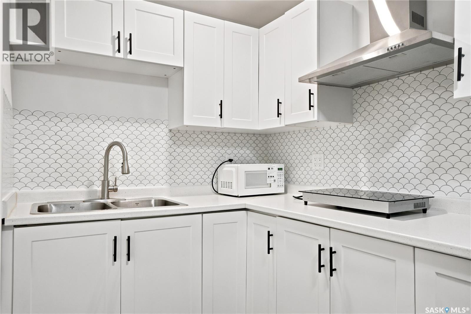 207 Kolynchuk Manor, Saskatoon, SK - Indoor Photo Showing Kitchen With Double Sink