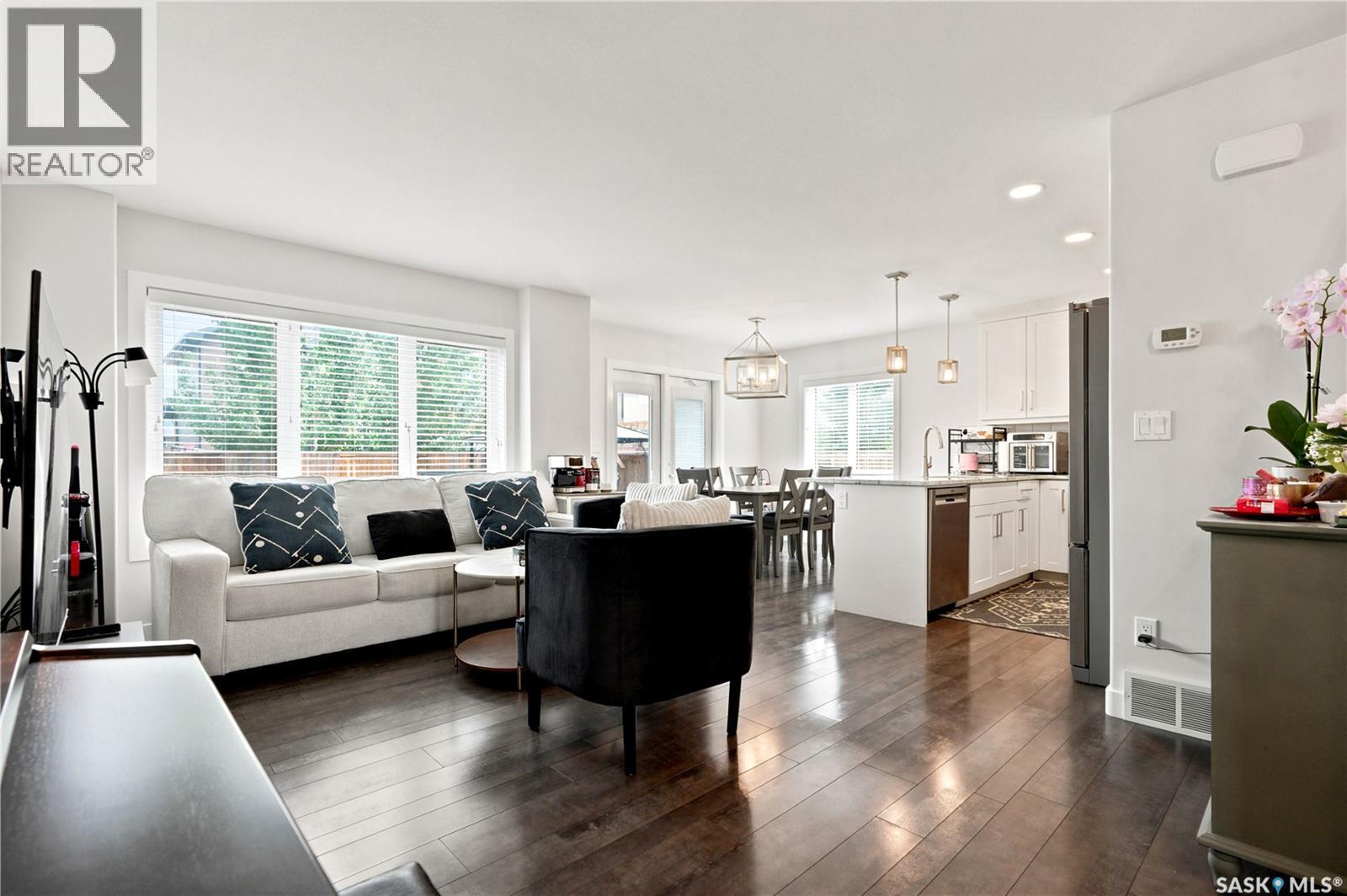 207 Kolynchuk Manor, Saskatoon, SK - Indoor Photo Showing Living Room