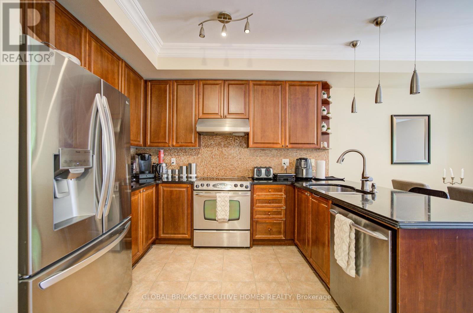 3885 Eglinton Avenue, Mississauga, ON - Indoor Photo Showing Kitchen