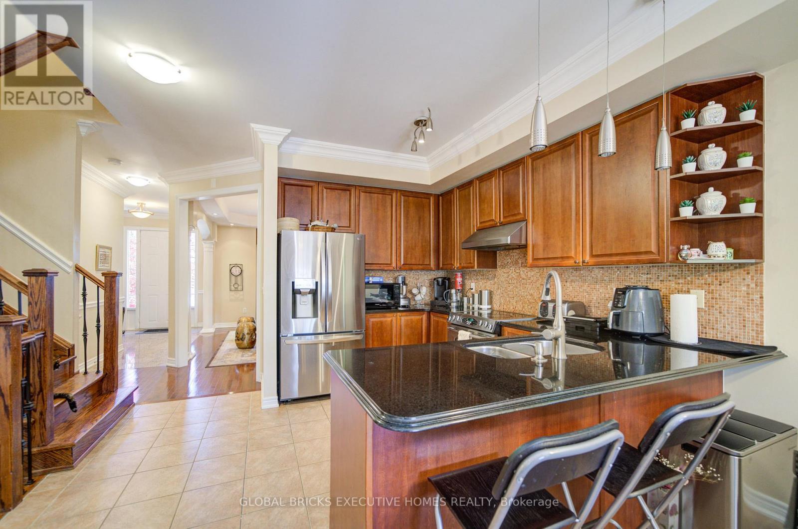 3885 Eglinton Avenue, Mississauga, ON - Indoor Photo Showing Kitchen