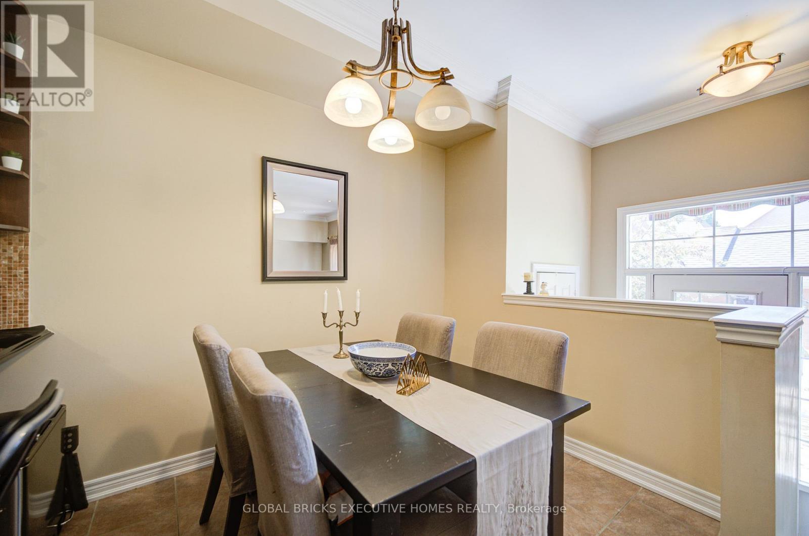 breakfast area - 3885 Eglinton Avenue, Mississauga, ON - Indoor Photo Showing Dining Room