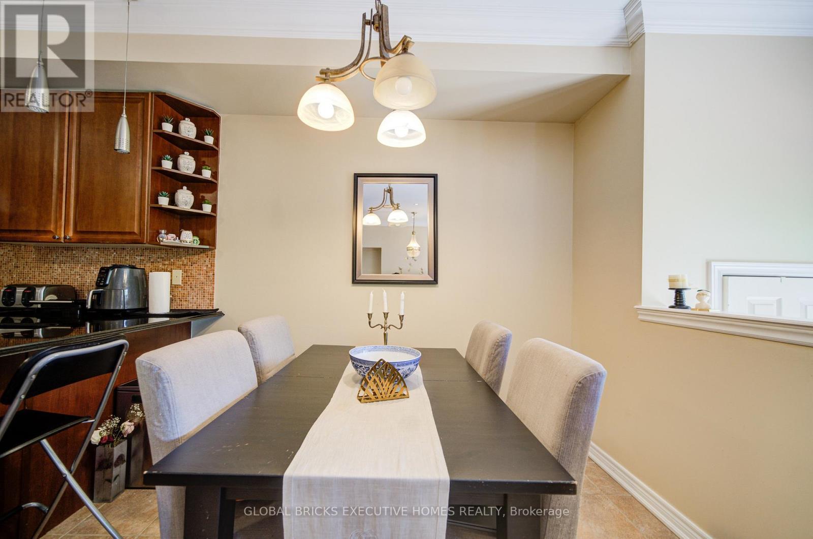 3885 Eglinton Avenue, Mississauga, ON - Indoor Photo Showing Dining Room