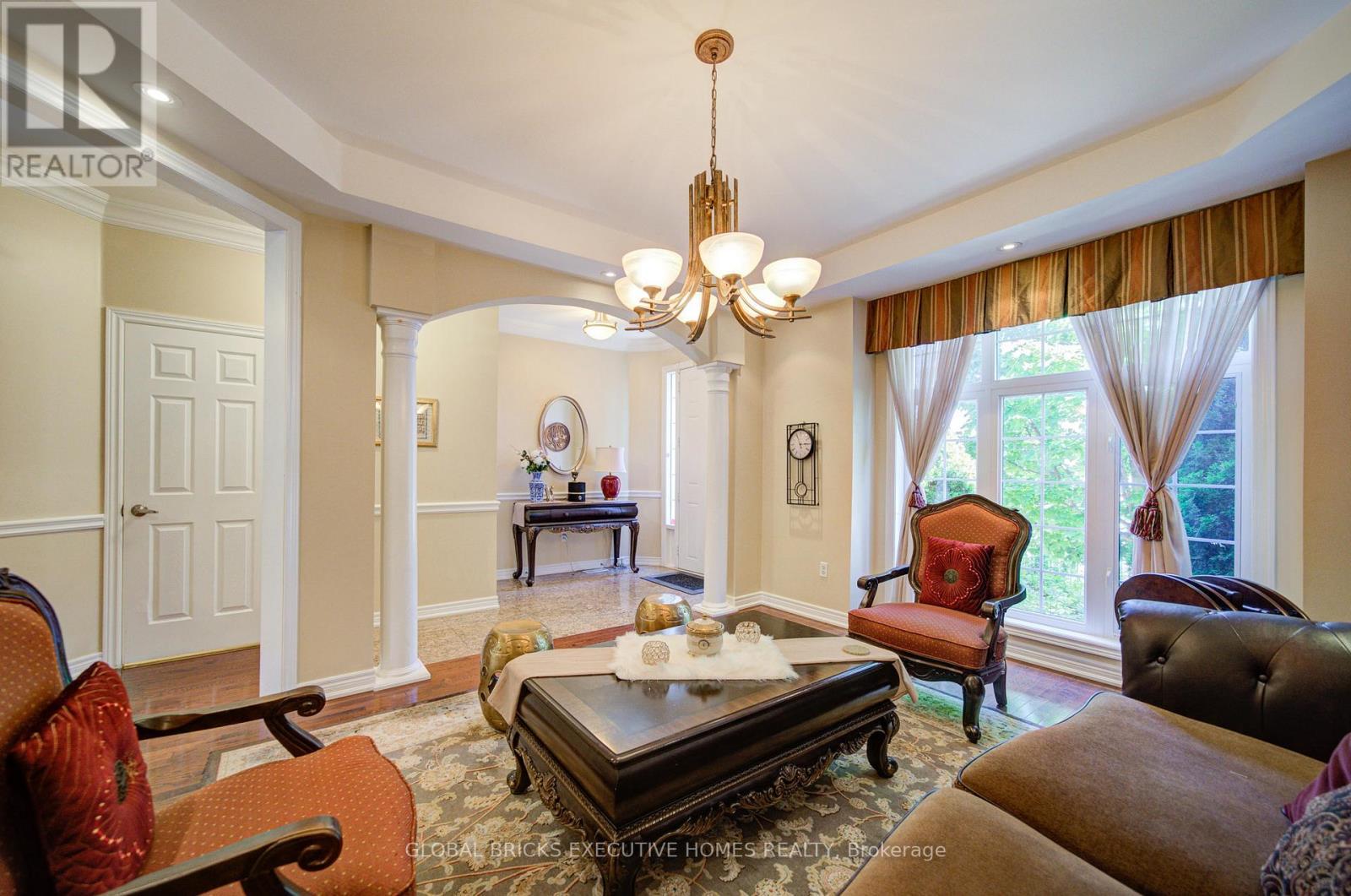 3885 Eglinton Avenue, Mississauga, ON - Indoor Photo Showing Living Room