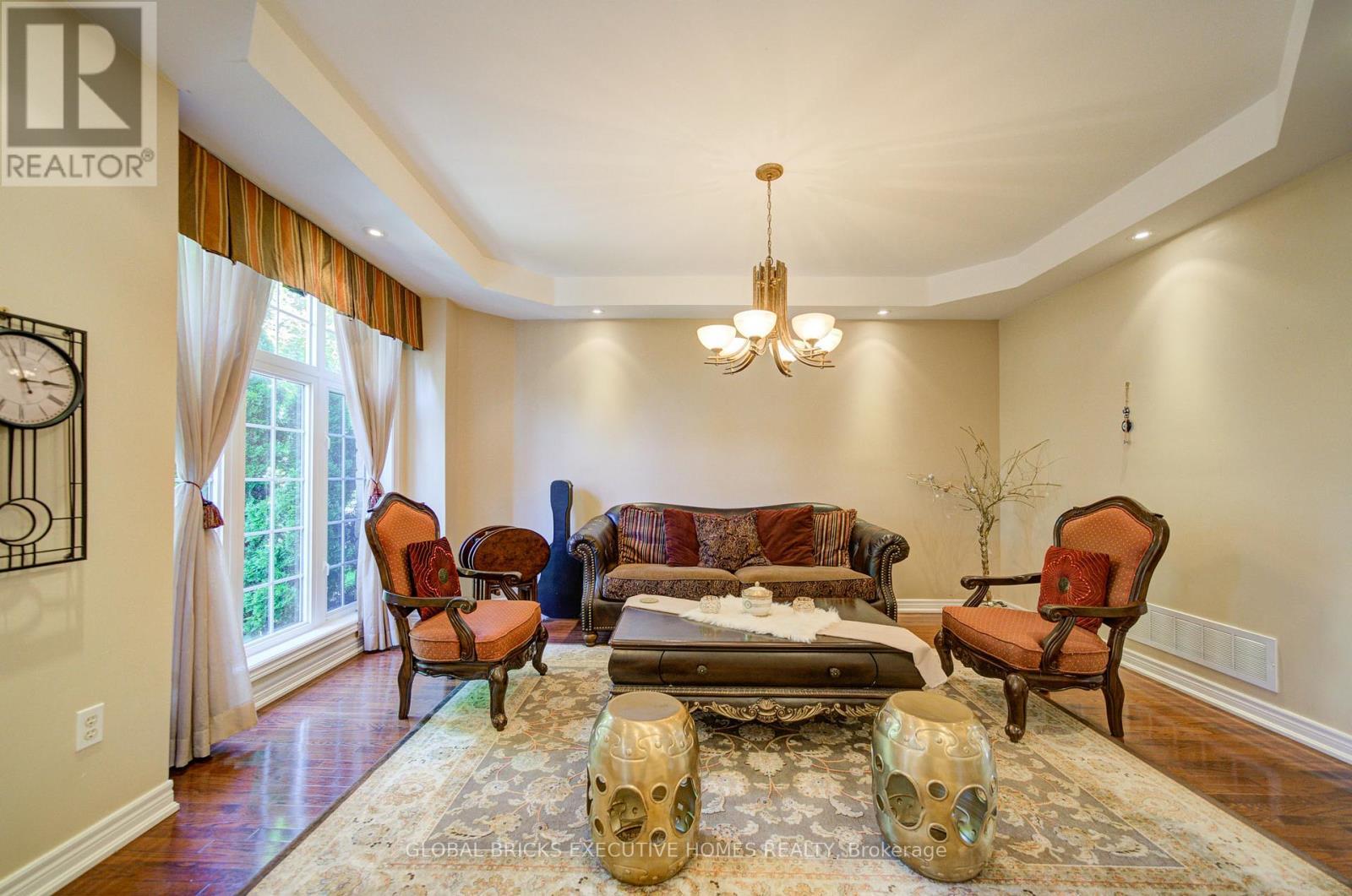 3885 Eglinton Avenue, Mississauga, ON - Indoor Photo Showing Living Room