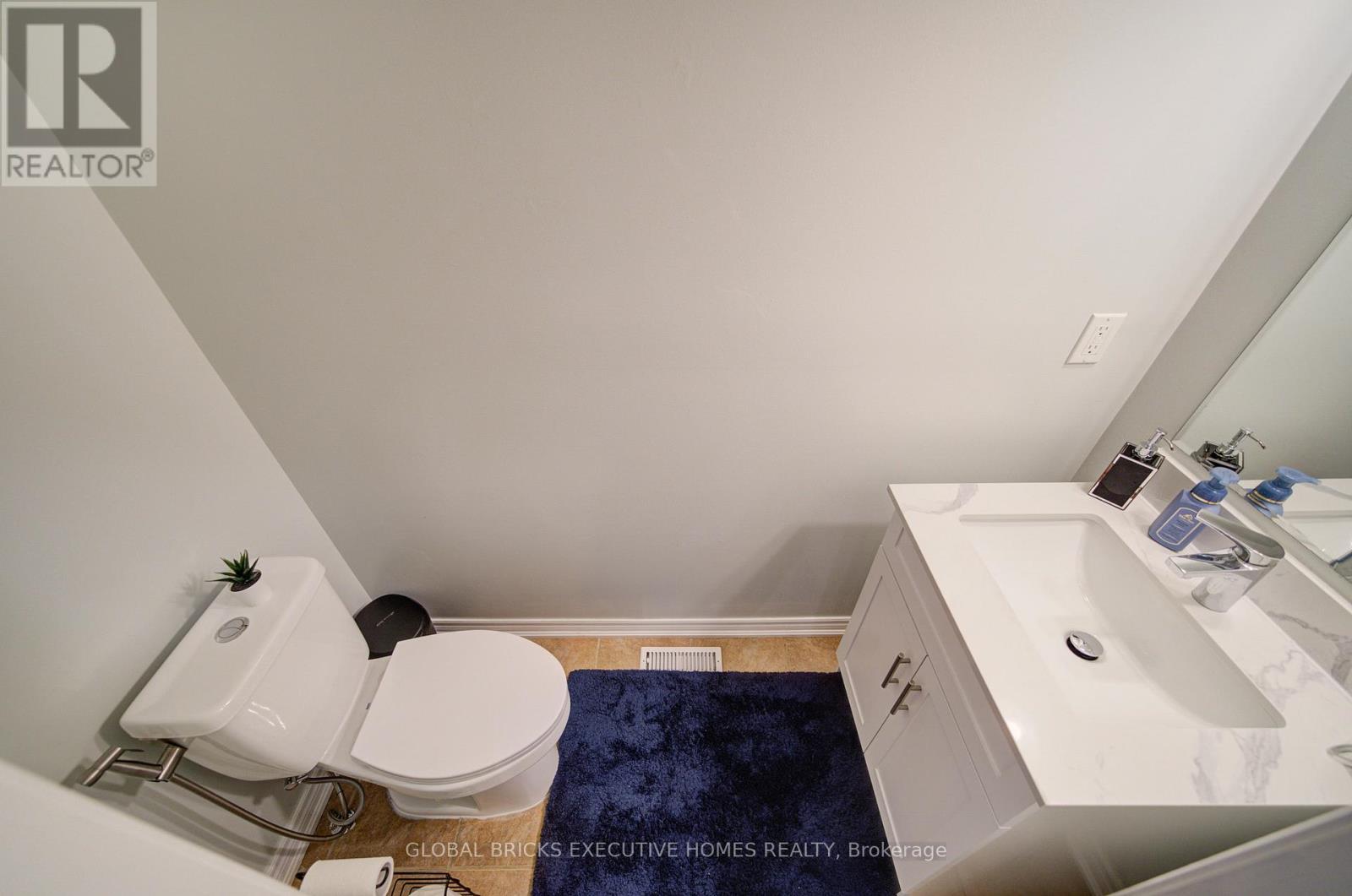 2pc bath - 3885 Eglinton Avenue, Mississauga, ON - Indoor Photo Showing Bathroom