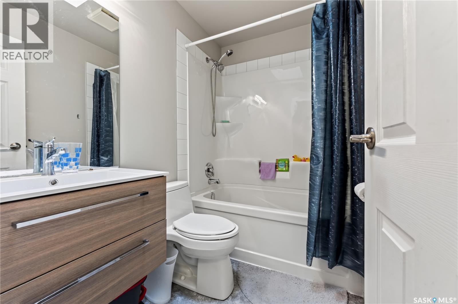 12 Jackson Bay, Regina, SK - Indoor Photo Showing Bathroom