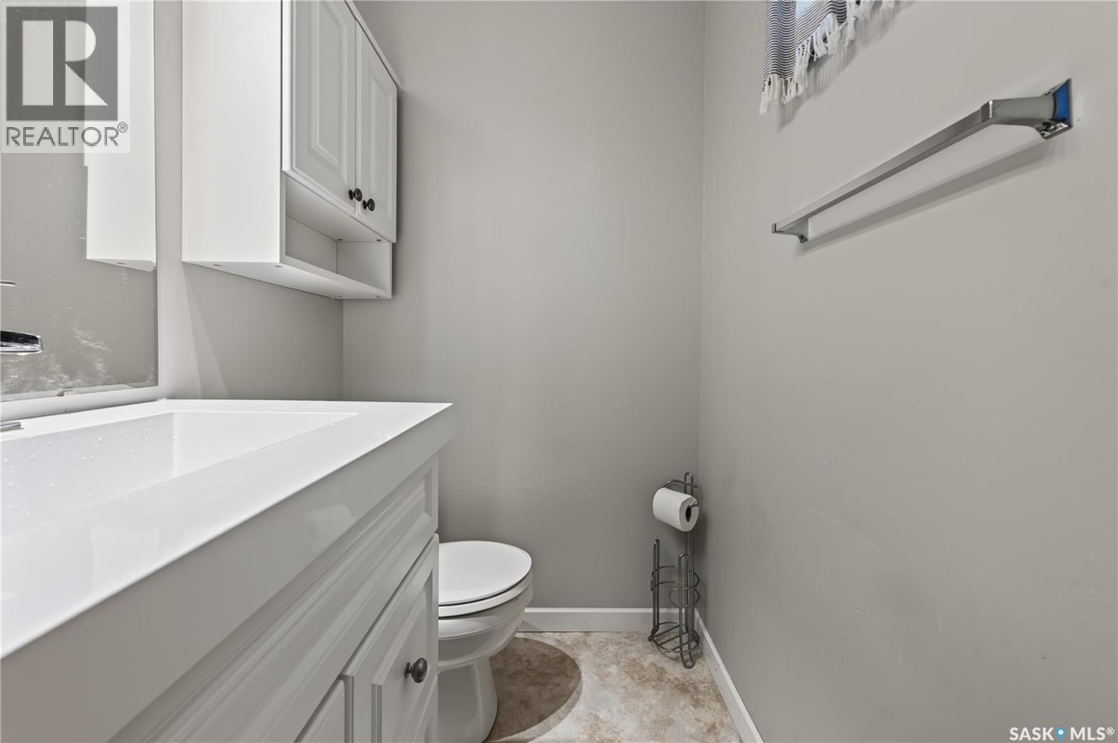 12 Jackson Bay, Regina, SK - Indoor Photo Showing Bathroom