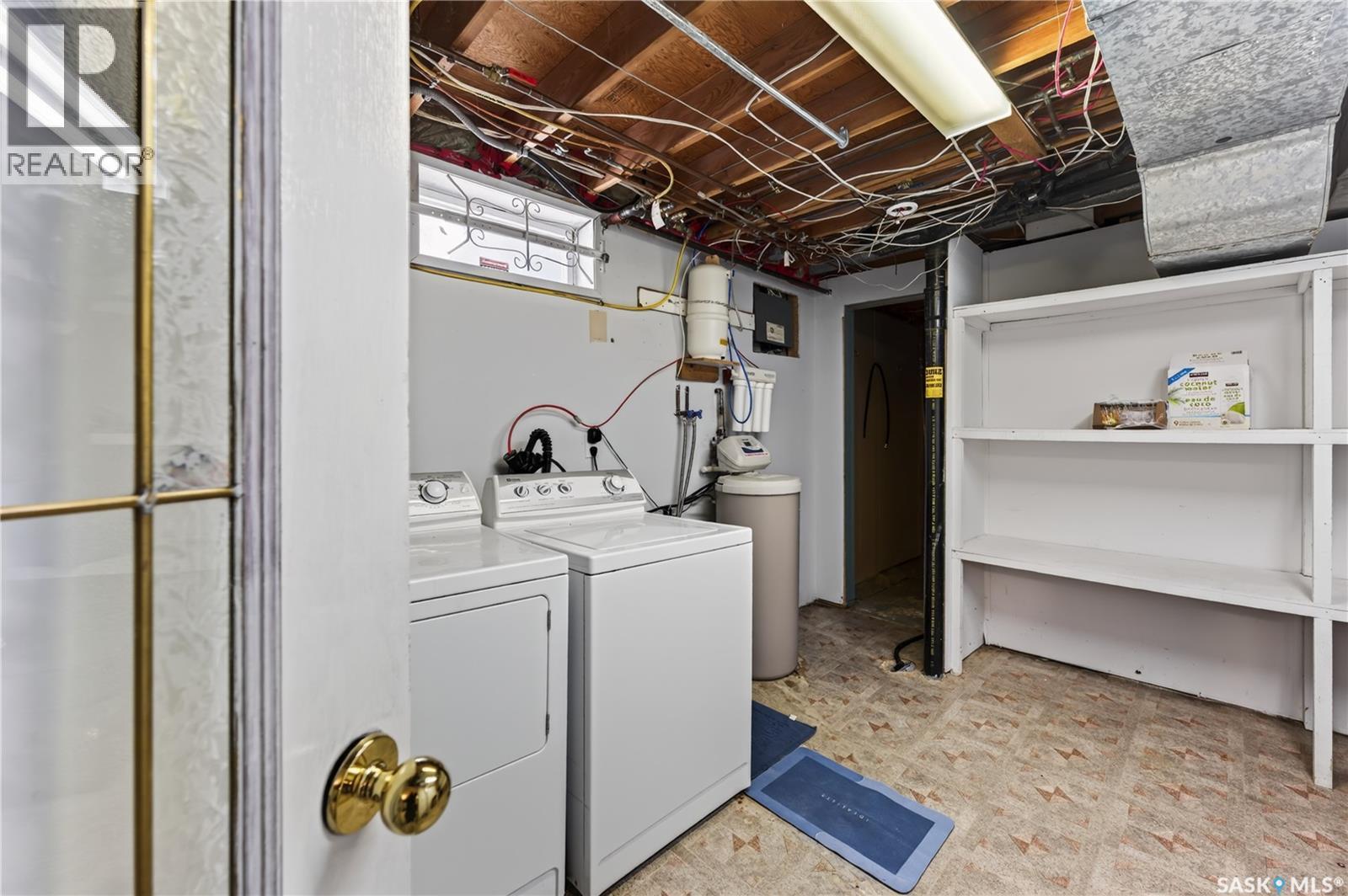 12 Jackson Bay, Regina, SK - Indoor Photo Showing Laundry Room
