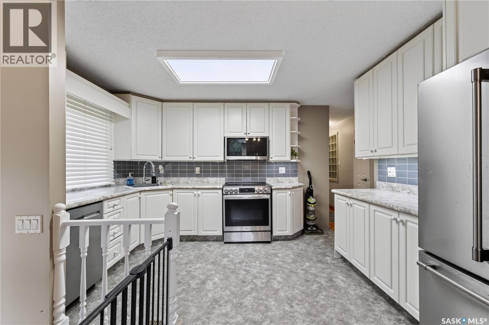 12 Jackson Bay, Regina, SK - Indoor Photo Showing Kitchen