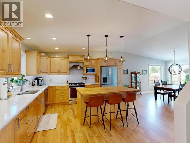 7066 Qualicum Way, Powell River, BC - Indoor Photo Showing Kitchen With Double Sink