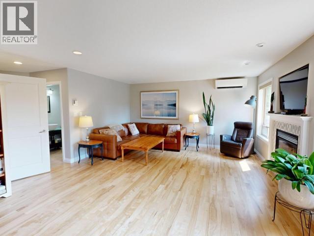 7066 Qualicum Way, Powell River, BC - Indoor Photo Showing Living Room With Fireplace