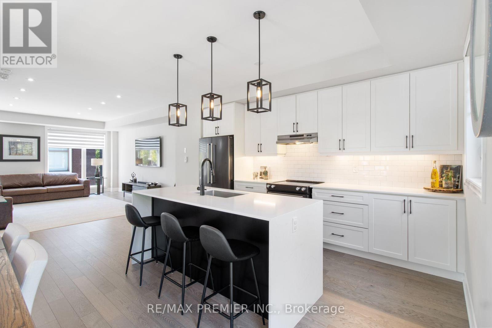2 Gaddi Way, Vaughan, ON - Indoor Photo Showing Kitchen With Upgraded Kitchen