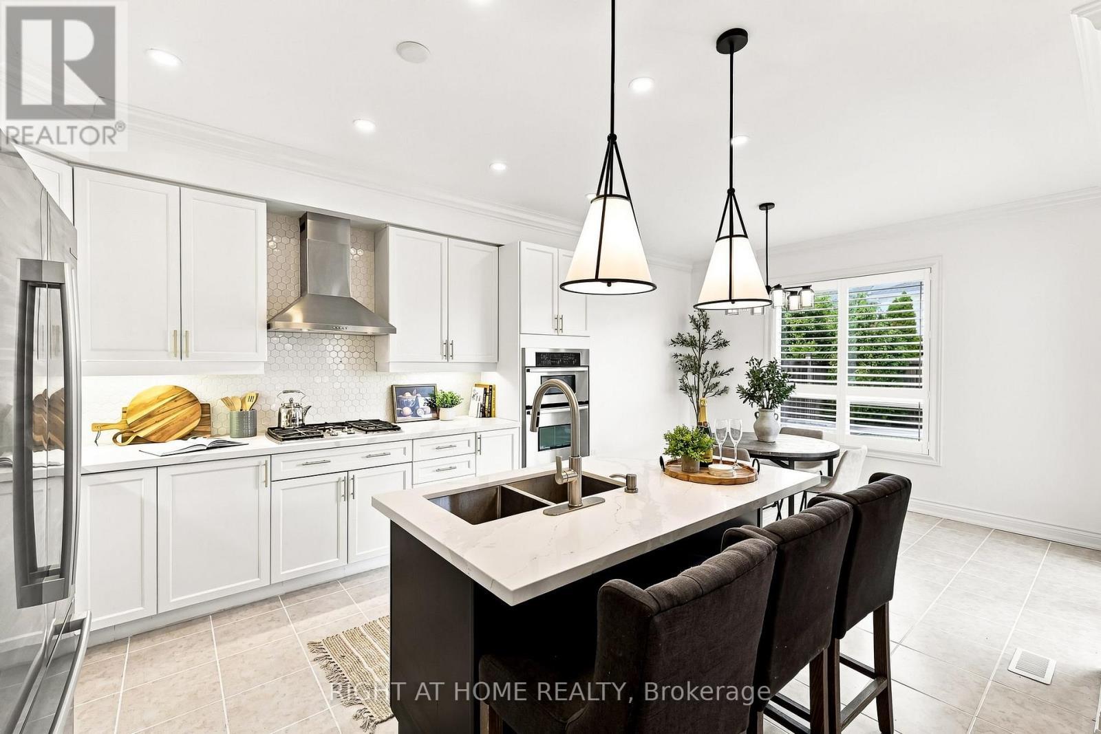 179 Cachet Boulevard, Whitby, ON - Indoor Photo Showing Kitchen With Double Sink With Upgraded Kitchen