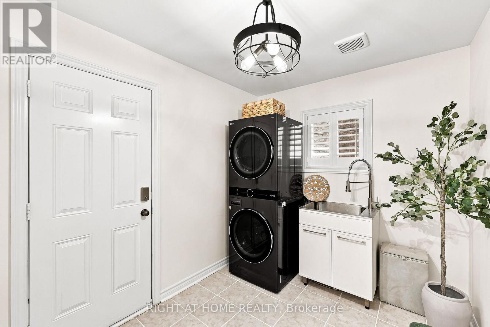 179 Cachet Boulevard, Whitby, ON - Indoor Photo Showing Laundry Room
