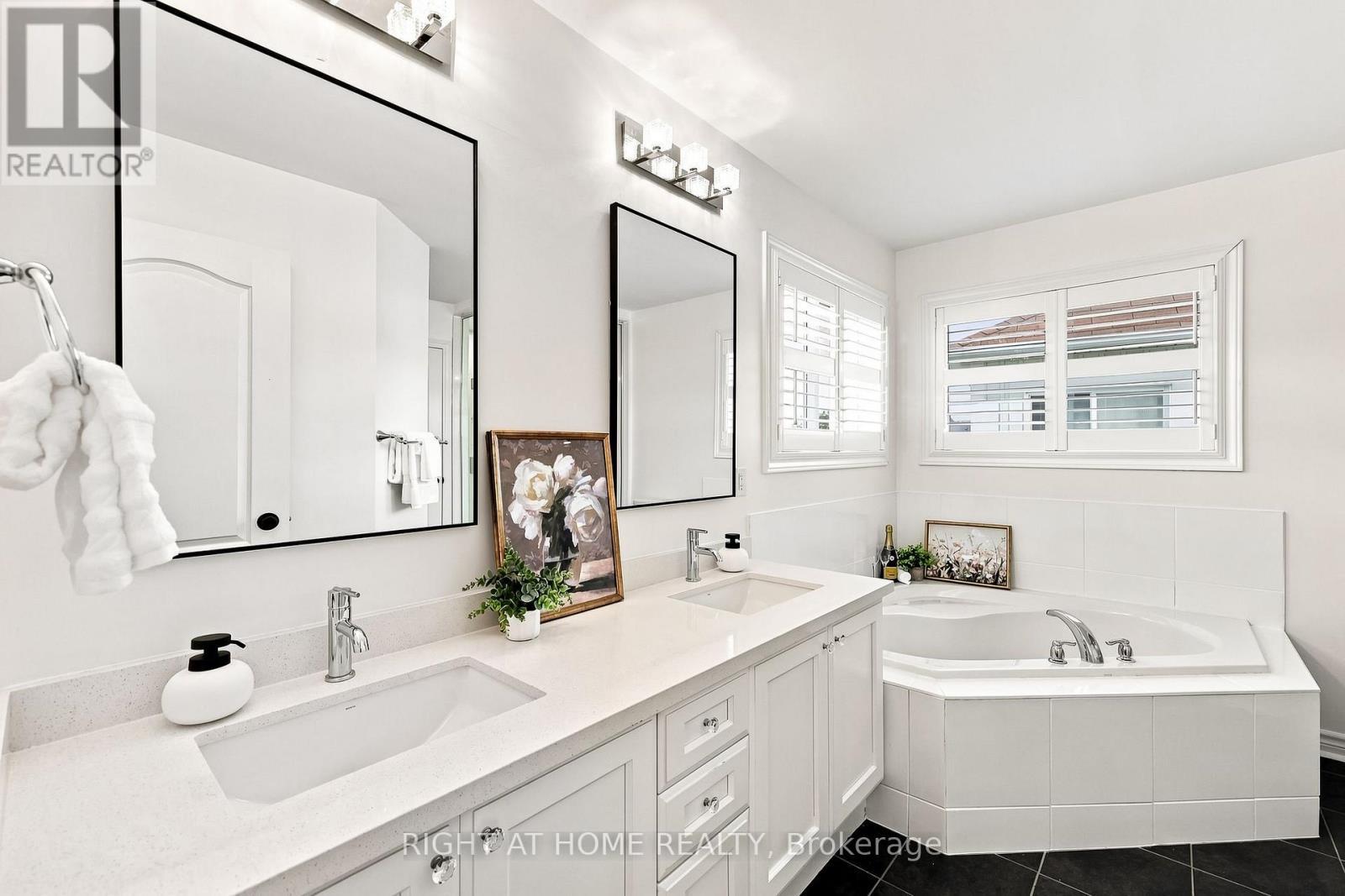 179 Cachet Boulevard, Whitby, ON - Indoor Photo Showing Bathroom
