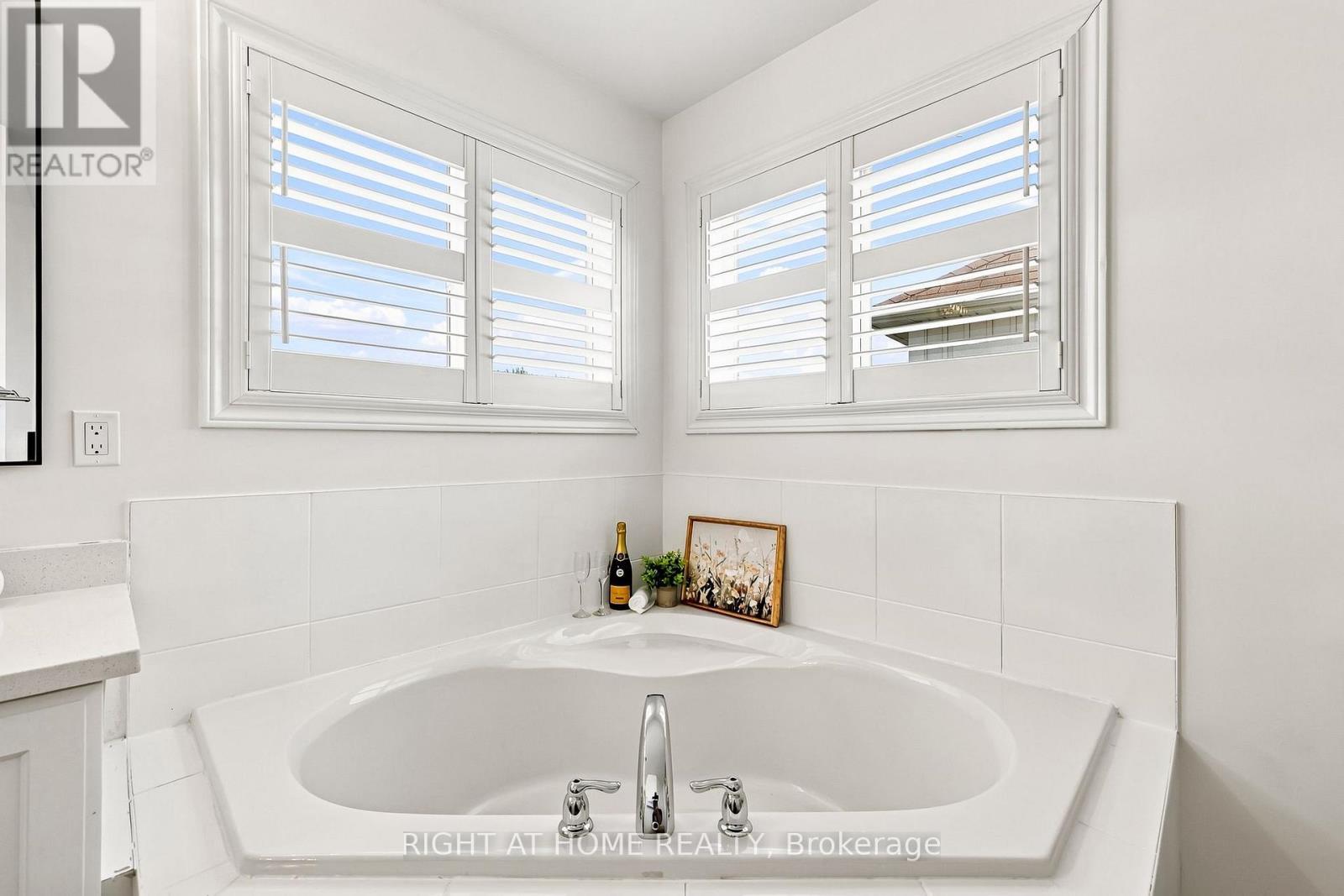 179 Cachet Boulevard, Whitby, ON - Indoor Photo Showing Bathroom