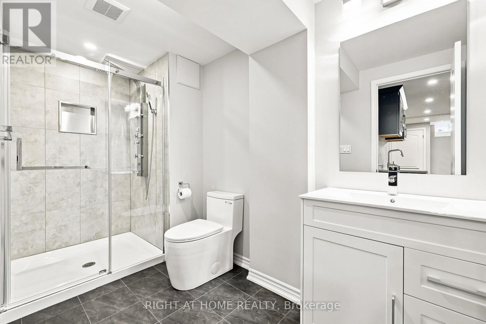 179 Cachet Boulevard, Whitby, ON - Indoor Photo Showing Bathroom