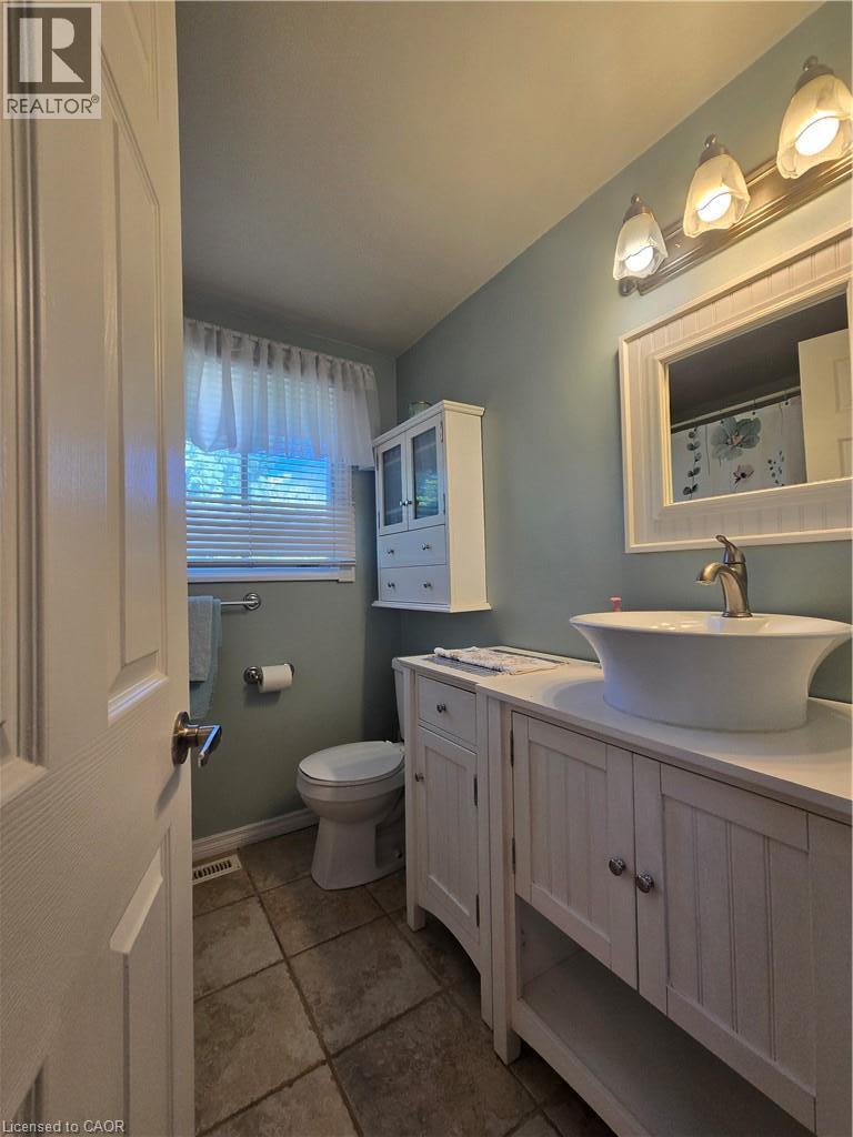 59 Chalmers Street S, Cambridge, ON - Indoor Photo Showing Bathroom