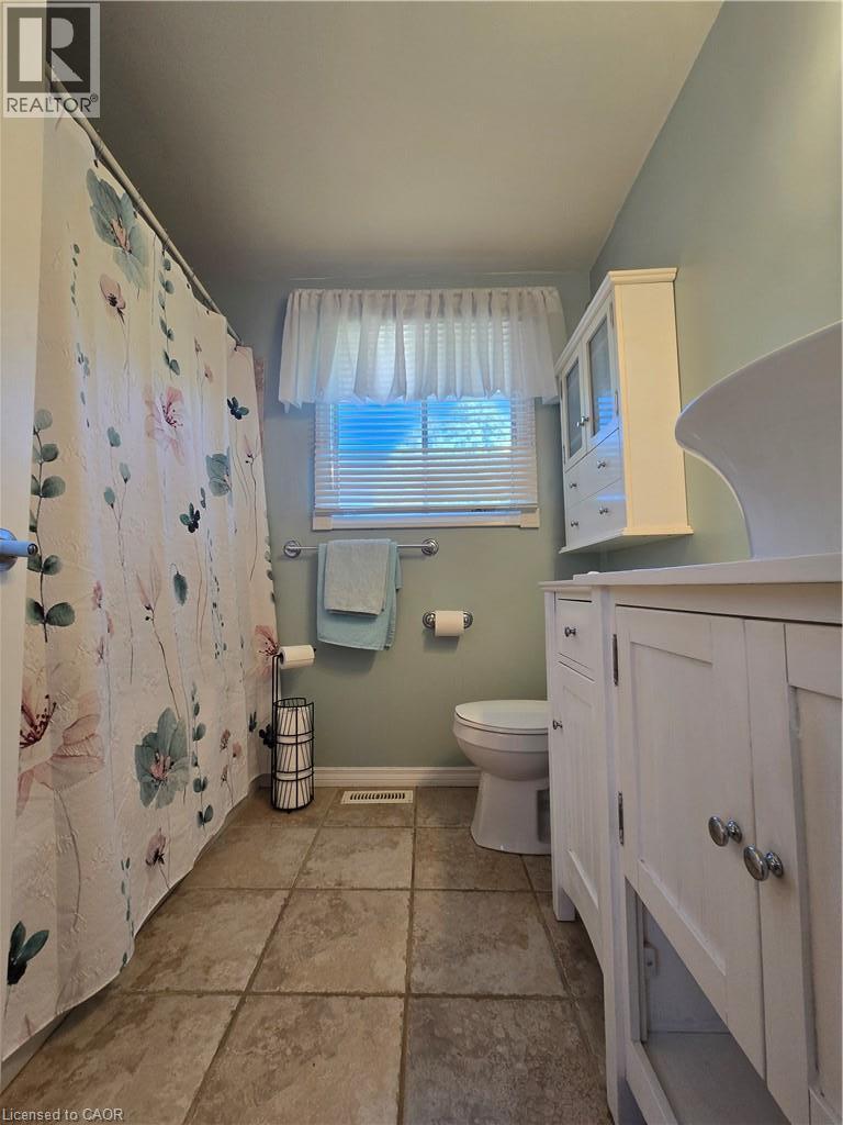 59 Chalmers Street S, Cambridge, ON - Indoor Photo Showing Bathroom