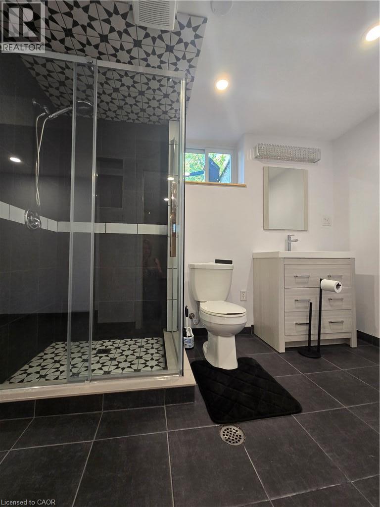 59 Chalmers Street S, Cambridge, ON - Indoor Photo Showing Bathroom