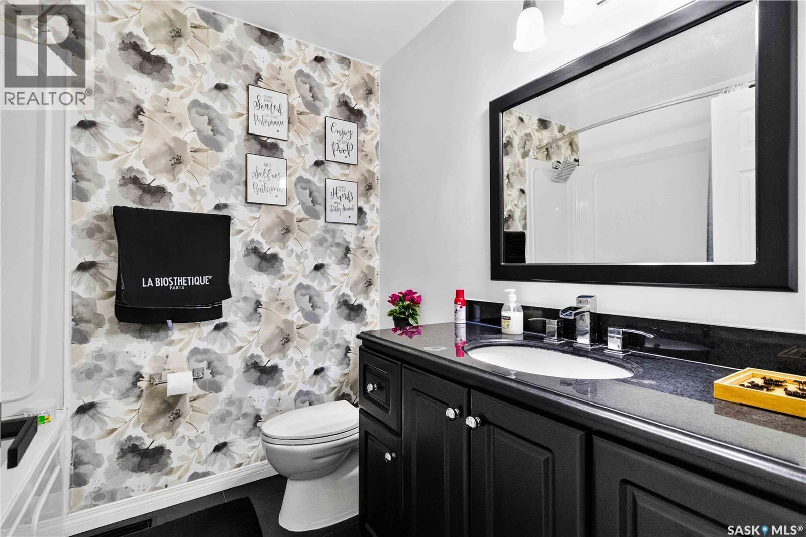 526 Tobin Crescent, Saskatoon, SK - Indoor Photo Showing Bathroom