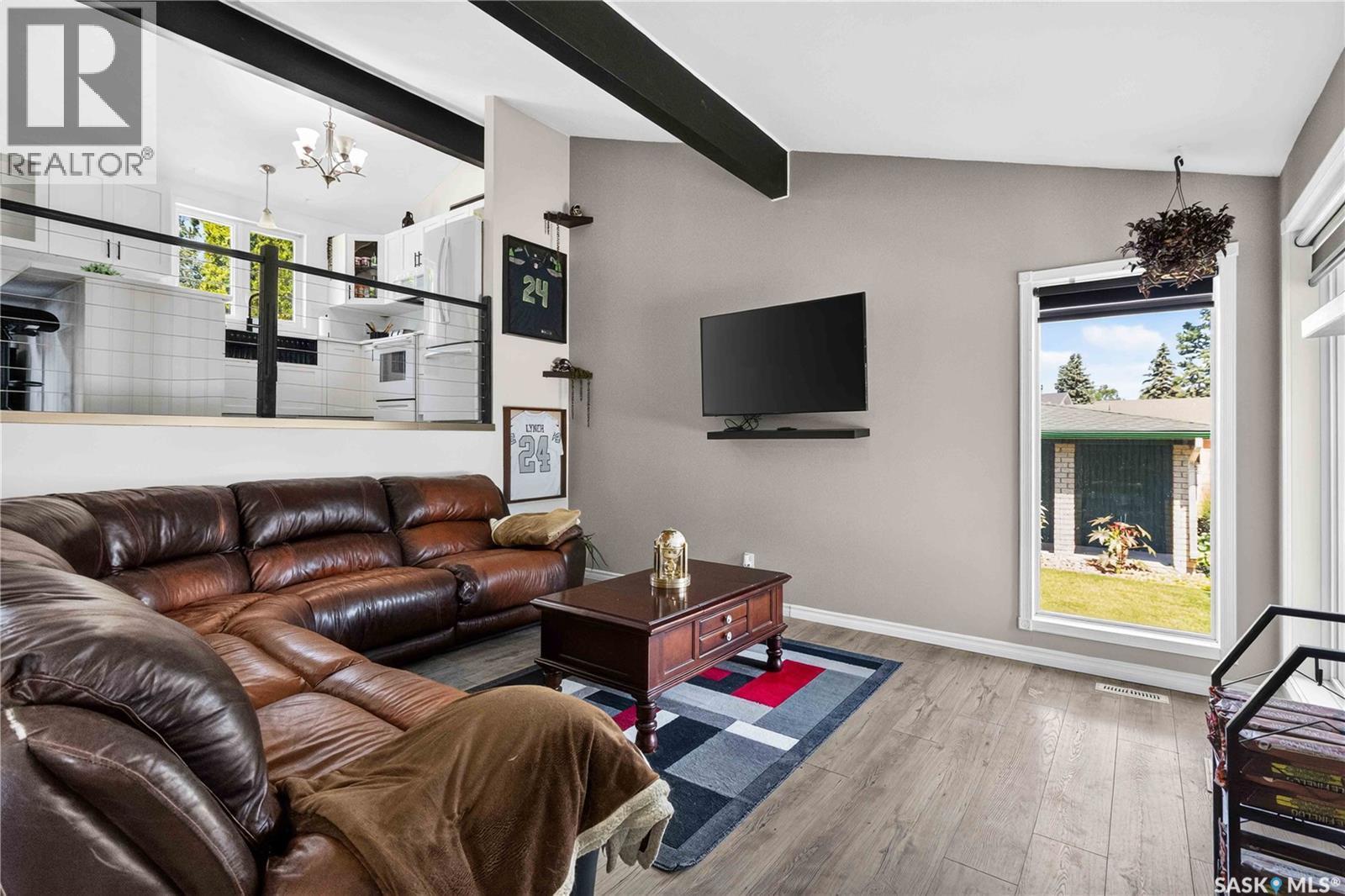 526 Tobin Crescent, Saskatoon, SK - Indoor Photo Showing Living Room