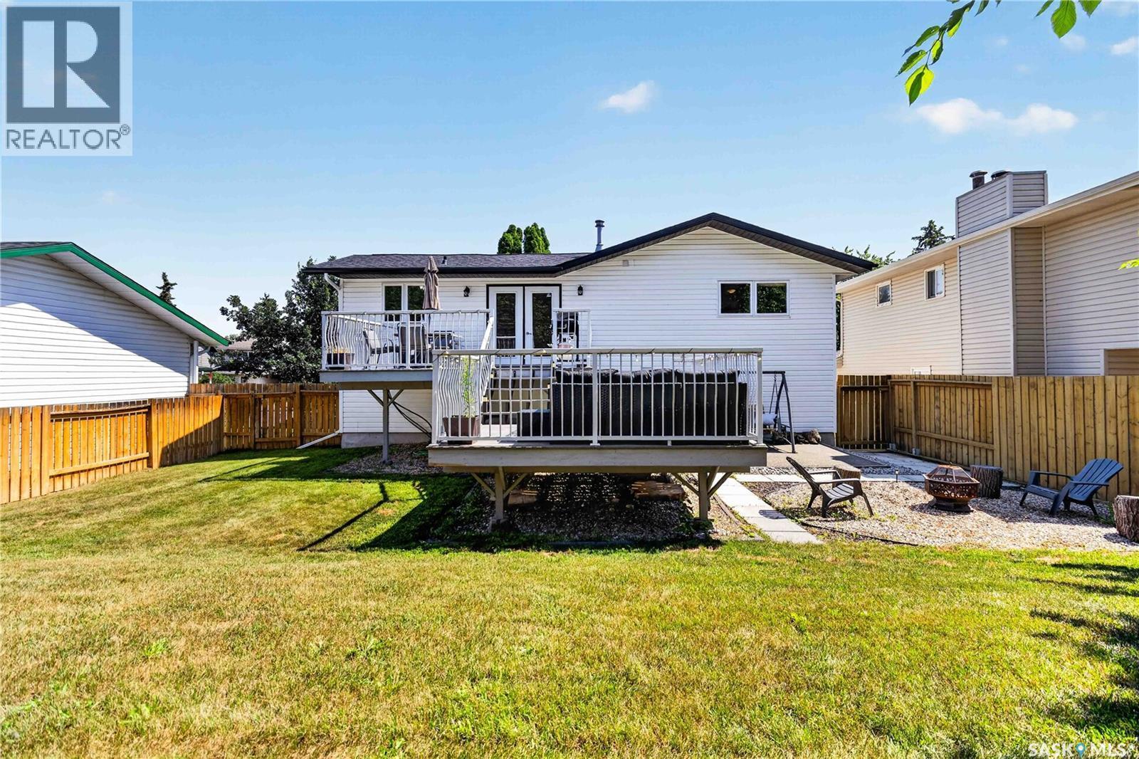 526 Tobin Crescent, Saskatoon, SK - Outdoor With Deck Patio Veranda