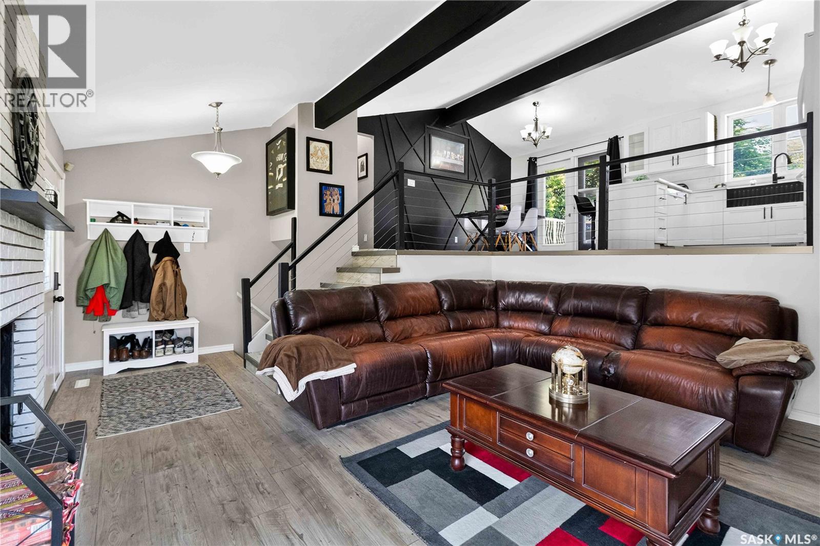 526 Tobin Crescent, Saskatoon, SK - Indoor Photo Showing Living Room