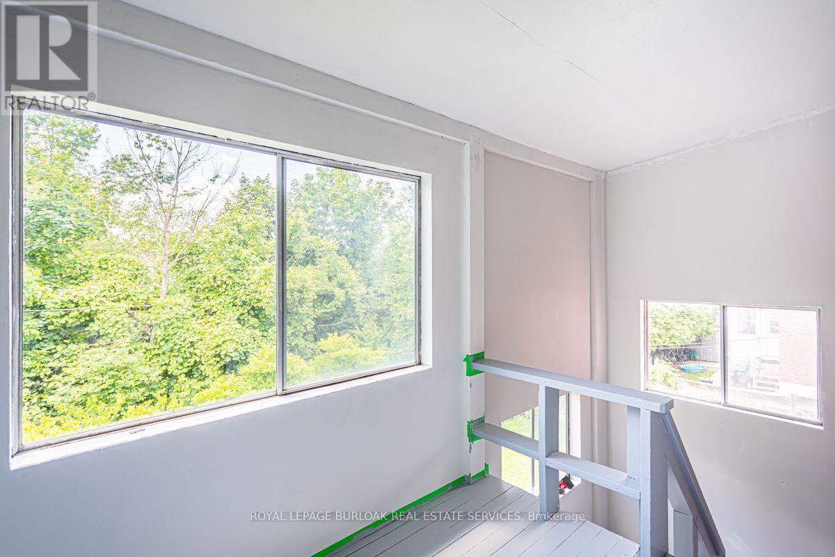 2 - 718 Ross Street, Burlington, ON - Indoor