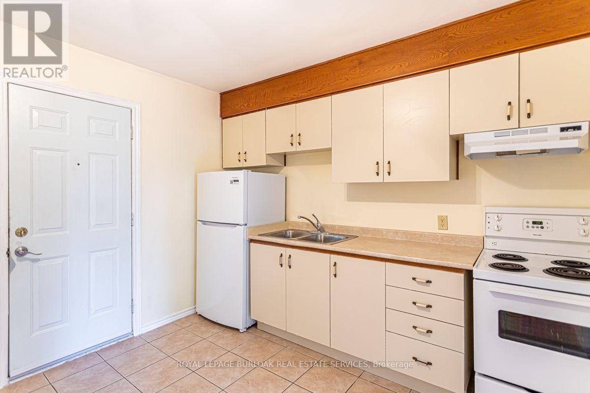 2 - 718 Ross Street, Burlington, ON - Indoor Photo Showing Kitchen With Double Sink