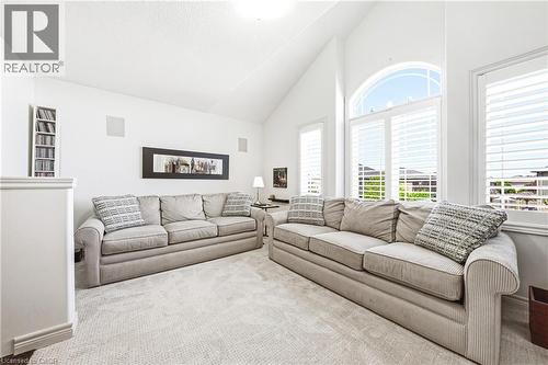 32 Dulgaren Street, Hamilton, ON - Indoor Photo Showing Living Room