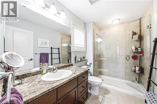 32 Dulgaren Street, Hamilton, ON - Indoor Photo Showing Bathroom