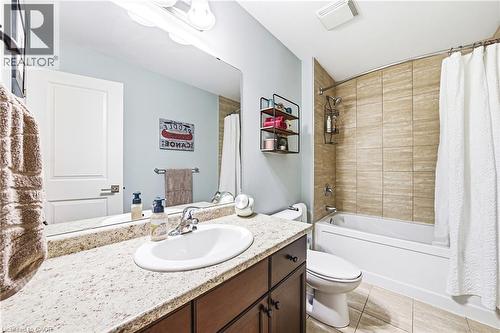 32 Dulgaren Street, Hamilton, ON - Indoor Photo Showing Bathroom