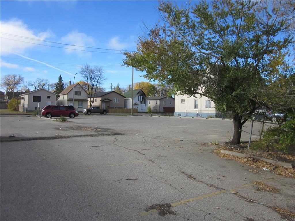 Rear drive - 1136 Main Street, Winnipeg, MB