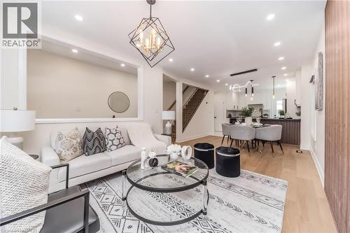 40 Glendale Avenue N, Hamilton, ON - Indoor Photo Showing Living Room