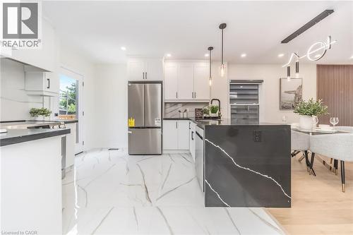 40 Glendale Avenue N, Hamilton, ON - Indoor Photo Showing Kitchen With Stainless Steel Kitchen With Upgraded Kitchen