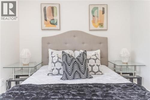 40 Glendale Avenue N, Hamilton, ON - Indoor Photo Showing Bedroom