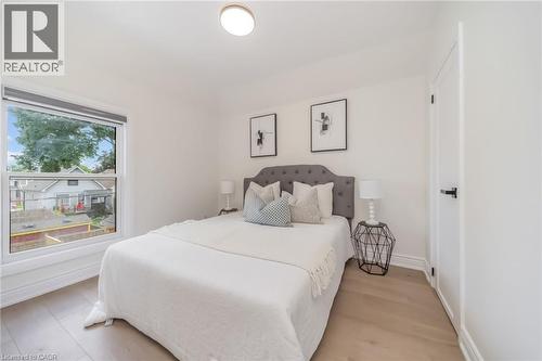 40 Glendale Avenue N, Hamilton, ON - Indoor Photo Showing Bedroom