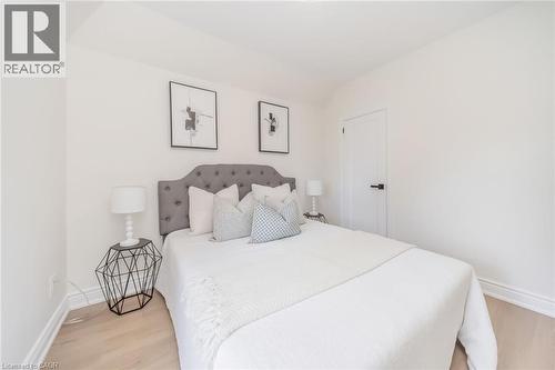 40 Glendale Avenue N, Hamilton, ON - Indoor Photo Showing Bedroom