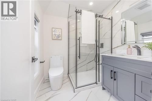 40 Glendale Avenue N, Hamilton, ON - Indoor Photo Showing Bathroom