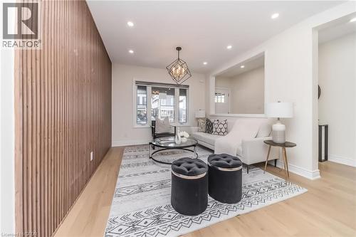 40 Glendale Avenue N, Hamilton, ON - Indoor Photo Showing Living Room
