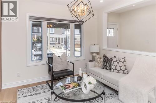 40 Glendale Avenue N, Hamilton, ON - Indoor Photo Showing Living Room