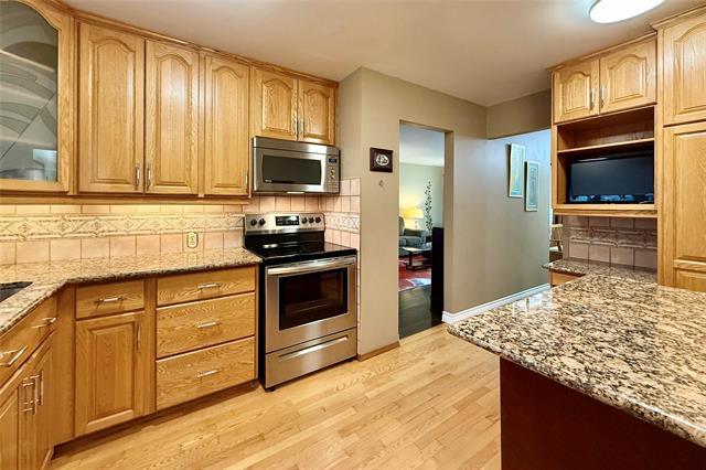 18 Thunder Bay, Winnipeg, MB - Indoor Photo Showing Kitchen