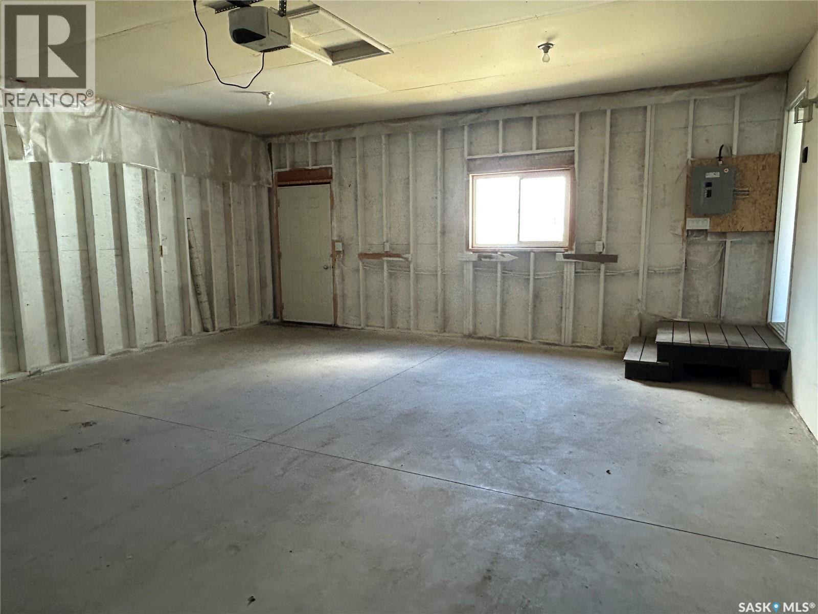 7 2004 Alice Road, Estevan, SK - Indoor